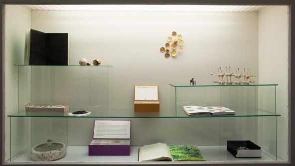 Vitrine im Eingangsbereich