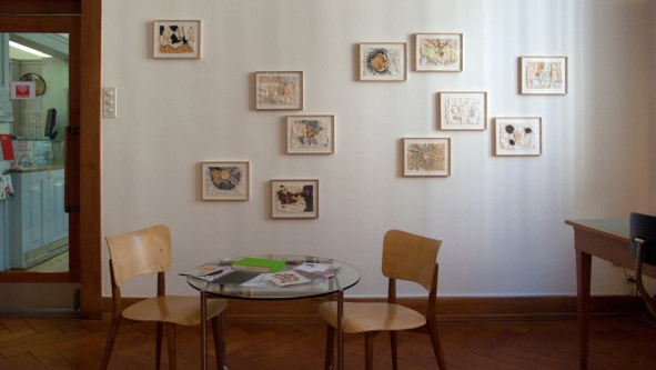 Wand im Lesesaal mit Publikation