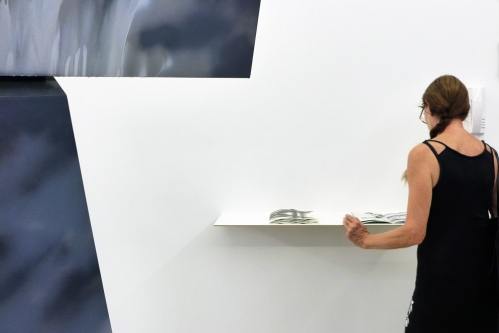 E.Hiepler - Konsole mit zwei Heften, im Vordergrund U.Cavelty